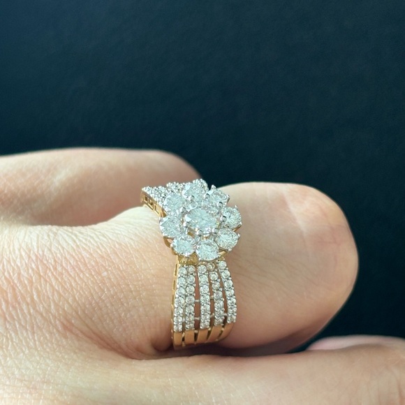 14K solid gold cubic zircon floral ring. It is a gift. Size 8-9 - Picture 8 of 9